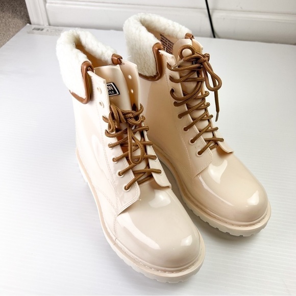 Kenneth Cole Women's size 10 Rain Lace Up Cozy Boot White/Cream - Picture 4 of 11